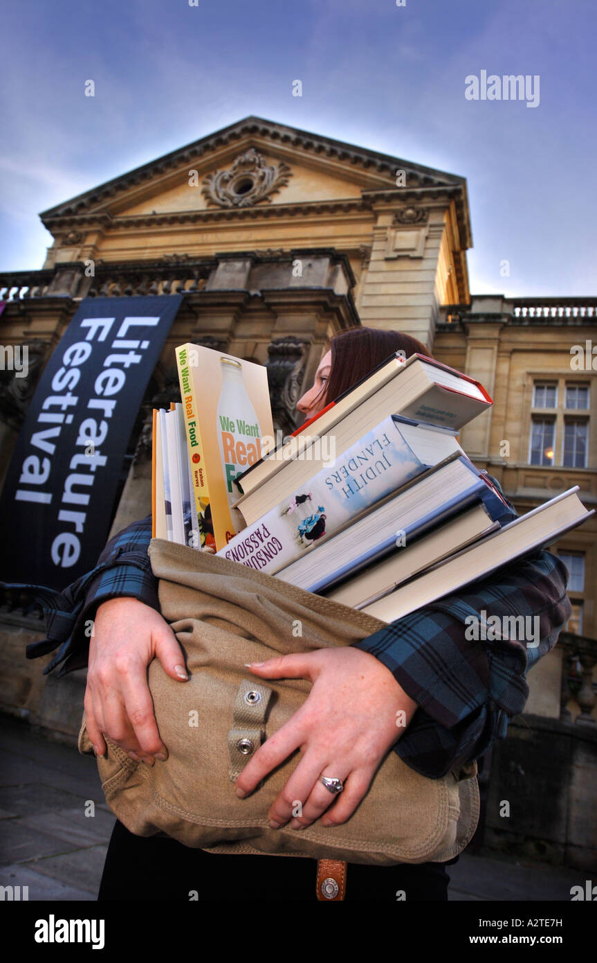 Una donna che porta una borsa piena di libri a CHELTENHAM FESTIVAL DELLA LETTERATURA REGNO UNITO Ott 2006 Foto Stock