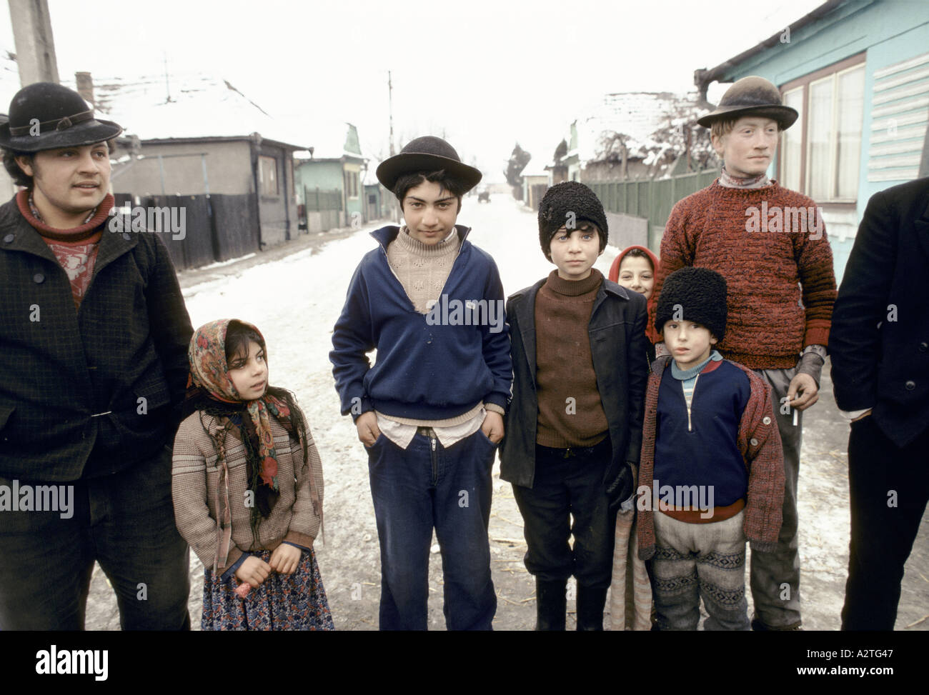 Gruppo di viaggiatori rumeni zingari in piedi in village street vicino a Sibu transilvania 1990 Foto Stock