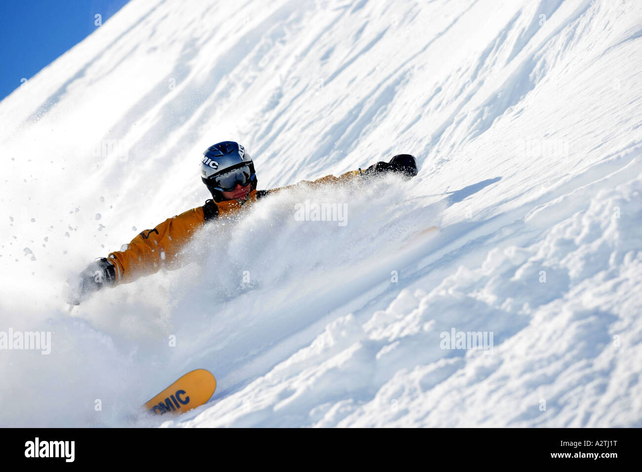Sciatore racing la discesa di un pendio, Austria, Alpi Foto Stock