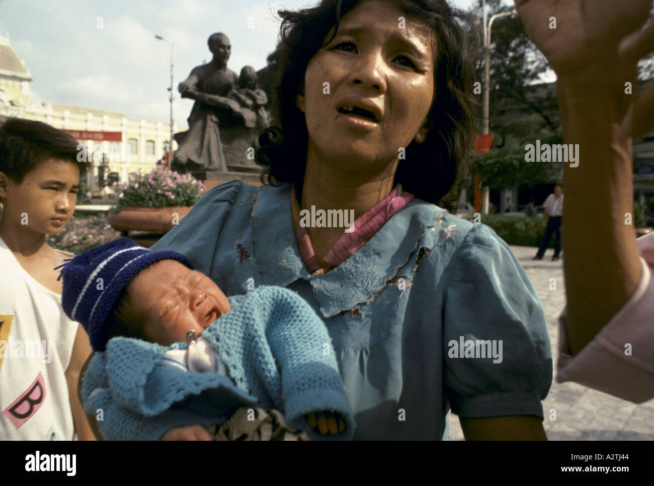 Un mendicante la madre e il bambino piange e addolorati Foto Stock