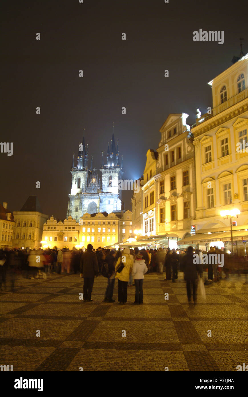 San Giovanni di Nepomuk chiesa illuminata di notte in Old Town Square Plaza, centro di Praga Foto Stock