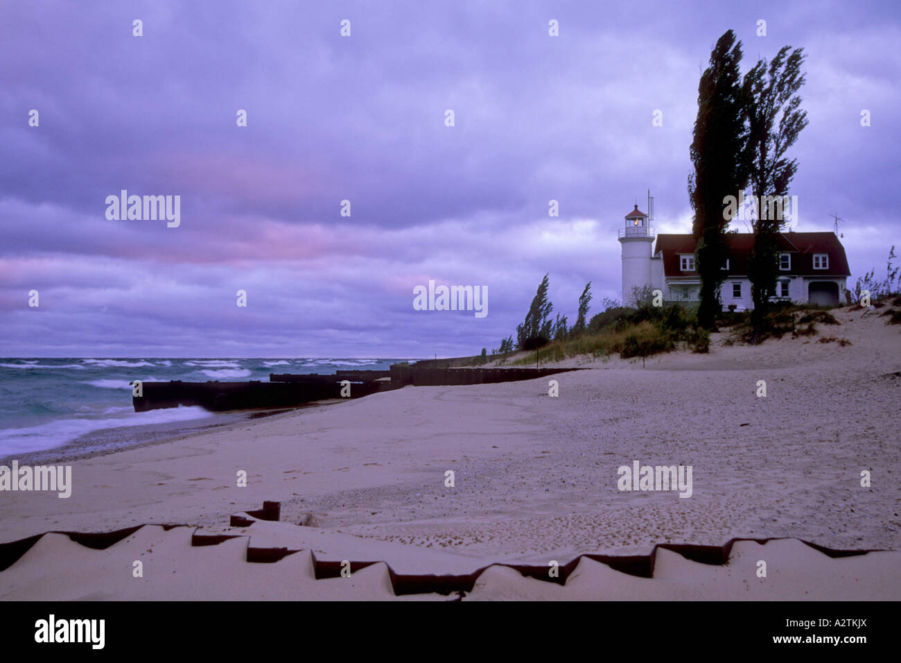 Punto Faro Betsie all'alba con una tempesta proveniente dal Lago Michigan, Stati Uniti d'America, Michigan, Benzie County Foto Stock