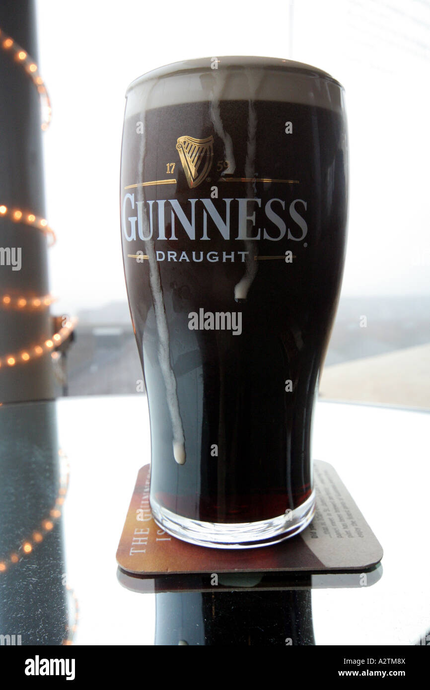 Pinta di Guinness al Gravity Bar, birreria Guinness, Dublino Foto Stock