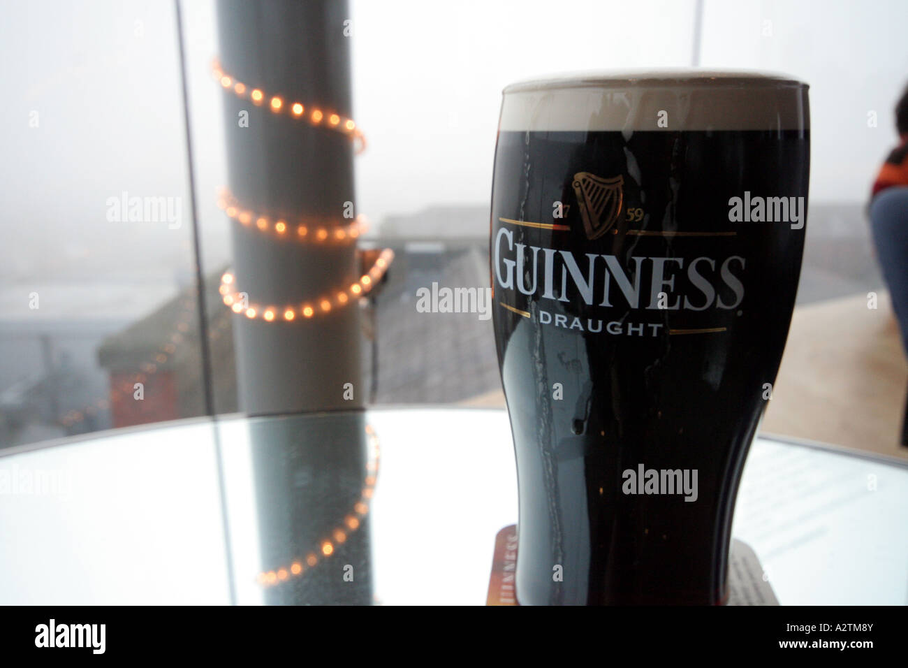 Pinta di Guinness al Gravity Bar, birreria Guinness, Dublino Foto Stock
