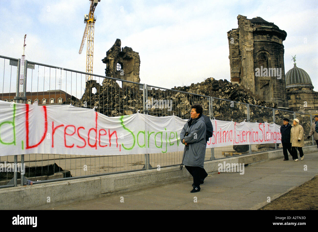 Anti guerra banner sul recinto di filo di Dresda Germania 1993 Foto Stock