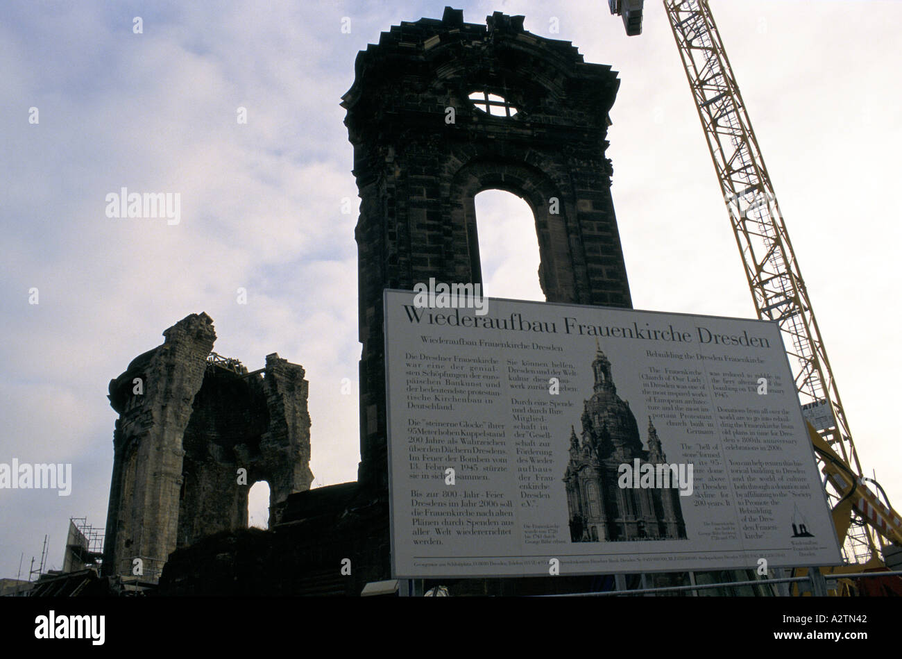 Le rovine della chiesa di Nostra Signora di Dresda Germania 1993 Foto Stock