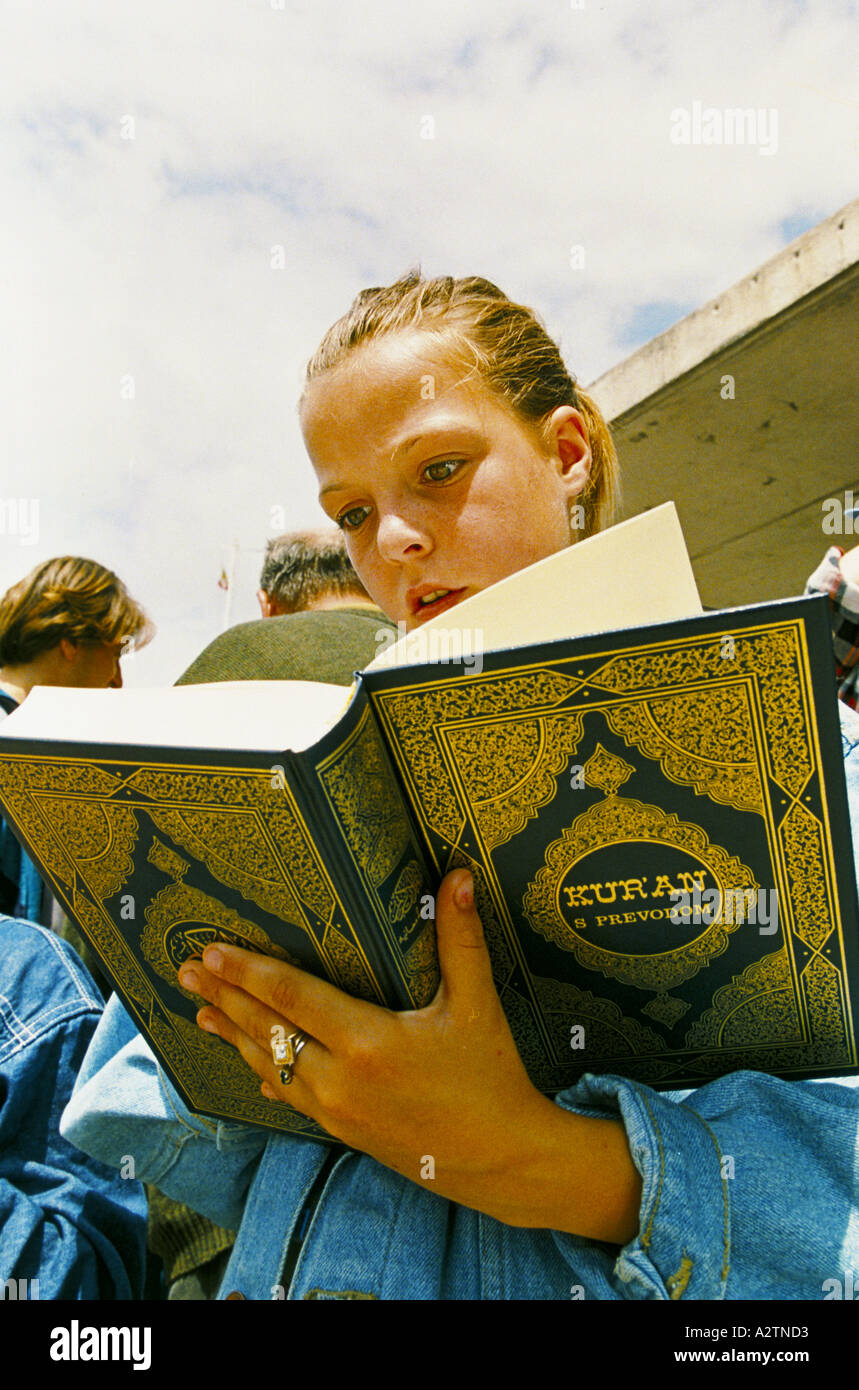 Bosnia centrale giugno 1995 rifugiati arrivano dalla Macedonia per tornare a Sarajevo i bambini la lettura del Corano Foto Stock