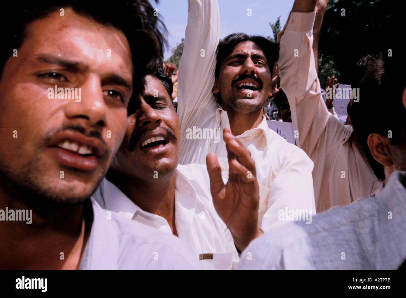 Il Kashmir sotto conflitto 1999 muzaffarabad rally di circa duemila persone che protestano contro l'india 21 6 99 1999 Foto Stock