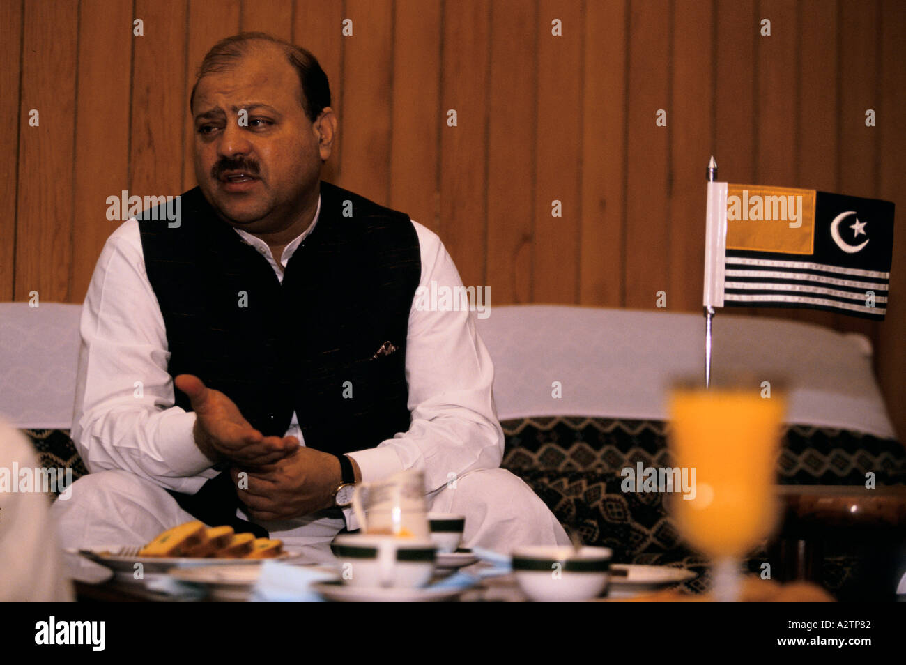Il Kashmir sotto conflitto 1999 primo ministro di Azad Kashmir sultan mehmood chaudhry nel suo ufficio a muzaffarabad 1999 Foto Stock