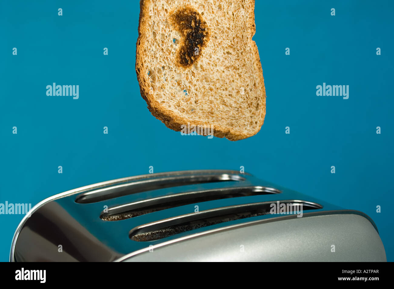 Toast con forma di cuore bruciare e tostapane Foto stock - Alamy