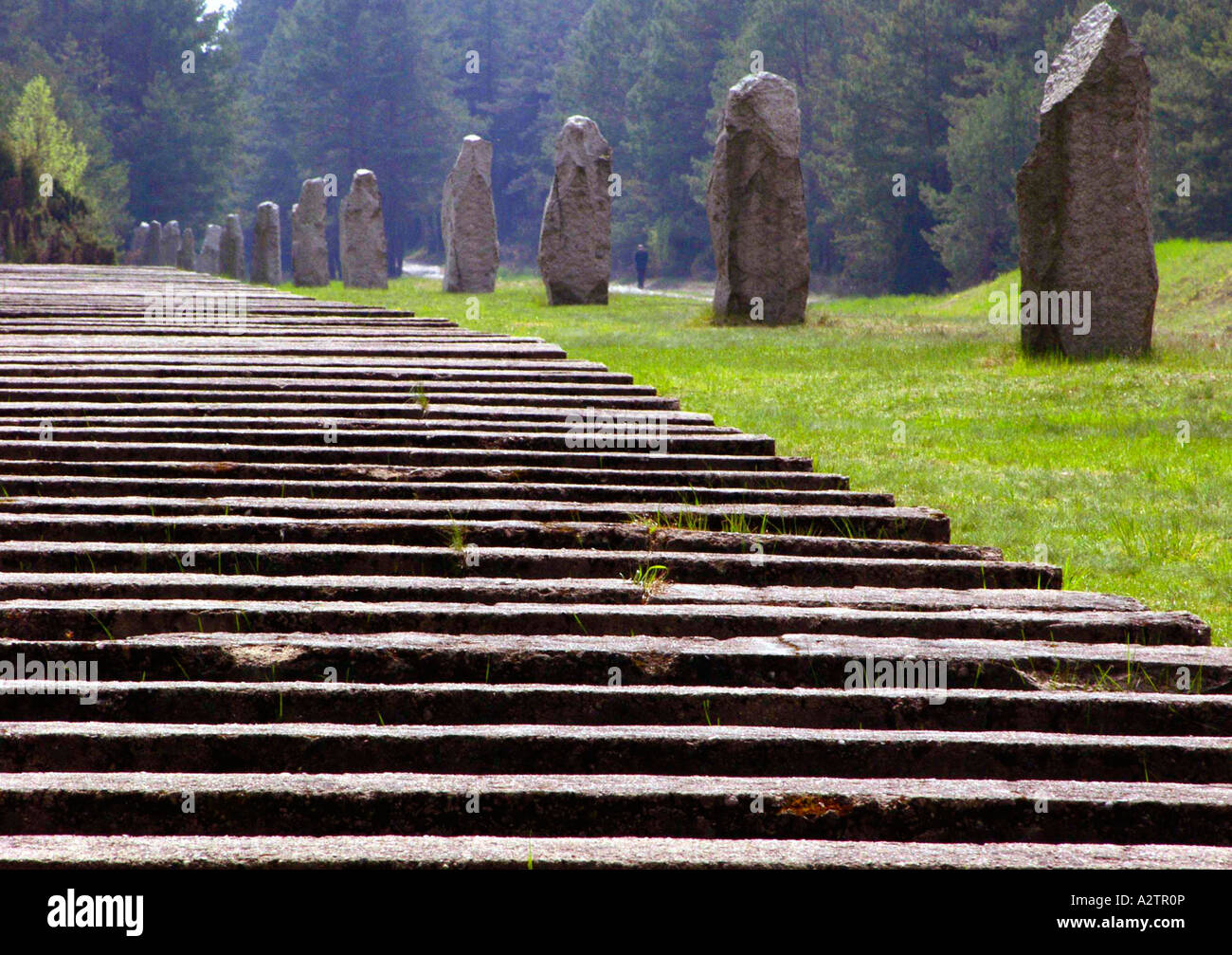 Resti di legami ferroviarie e colonne in granito all'interno di treblinka campo di concentramento in Polonia Foto Stock