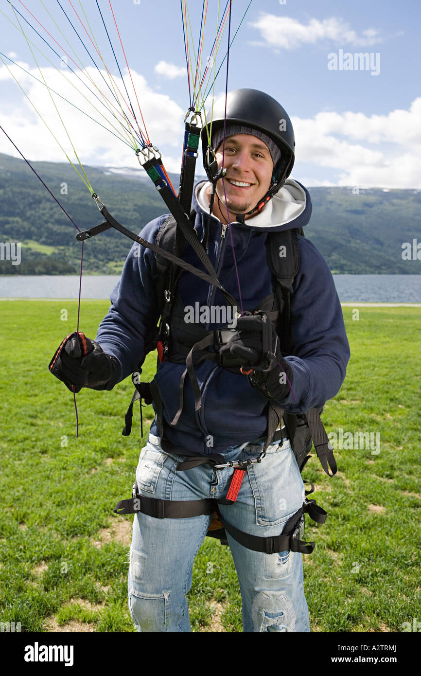 Sorridente parachutist maschio Foto Stock