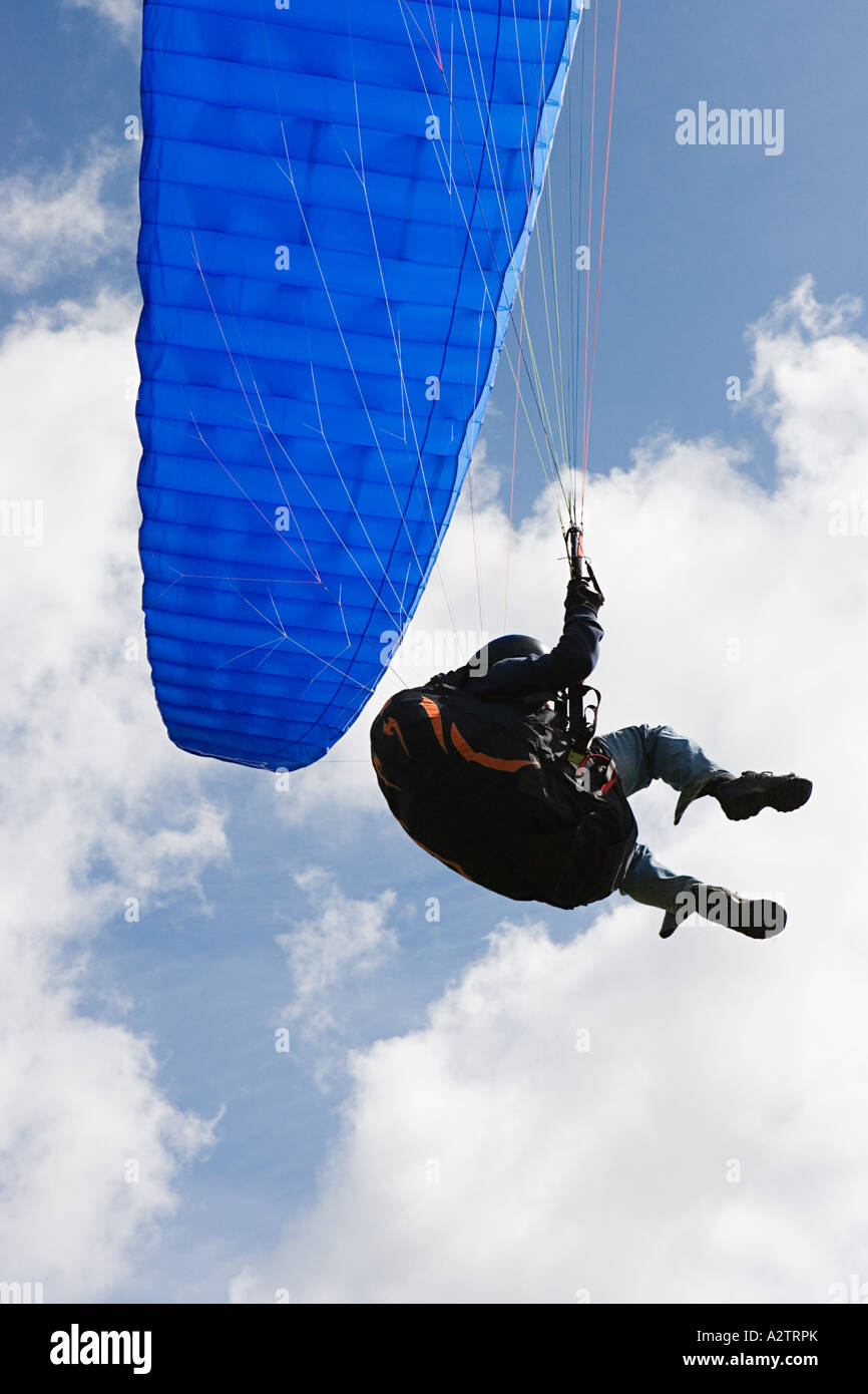 Persona con un paracadute di blu Foto Stock