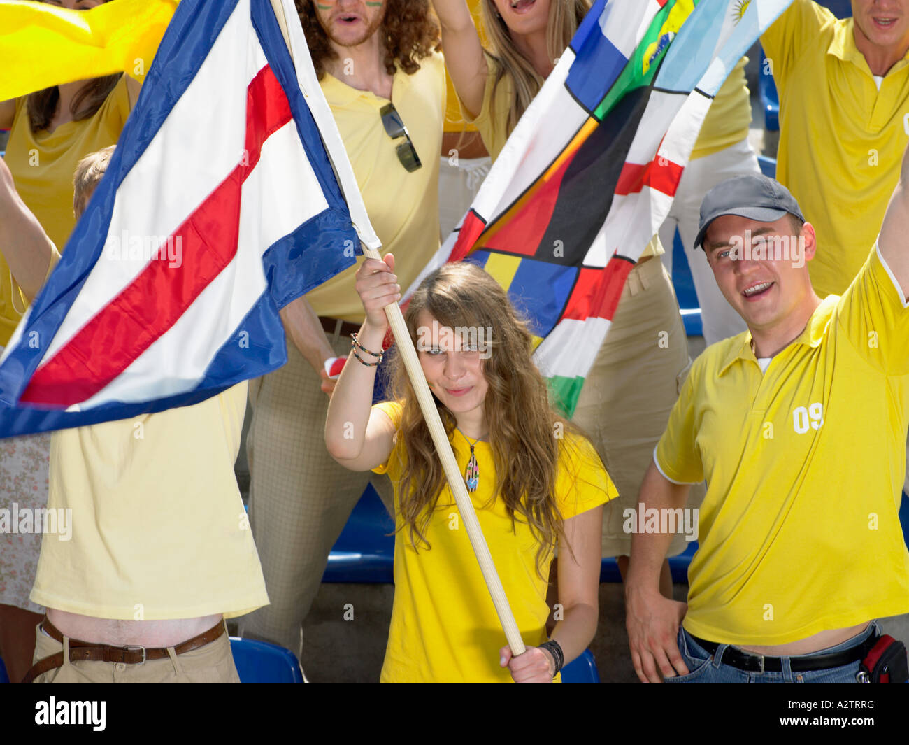 Sostenitori sventolando bandiere Foto Stock