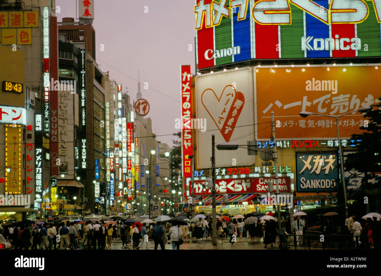 Tokyo Giappone sera scena di strada vicino al yodabashi a quattro piani in negozio fotocamera a Tokyo Foto Stock