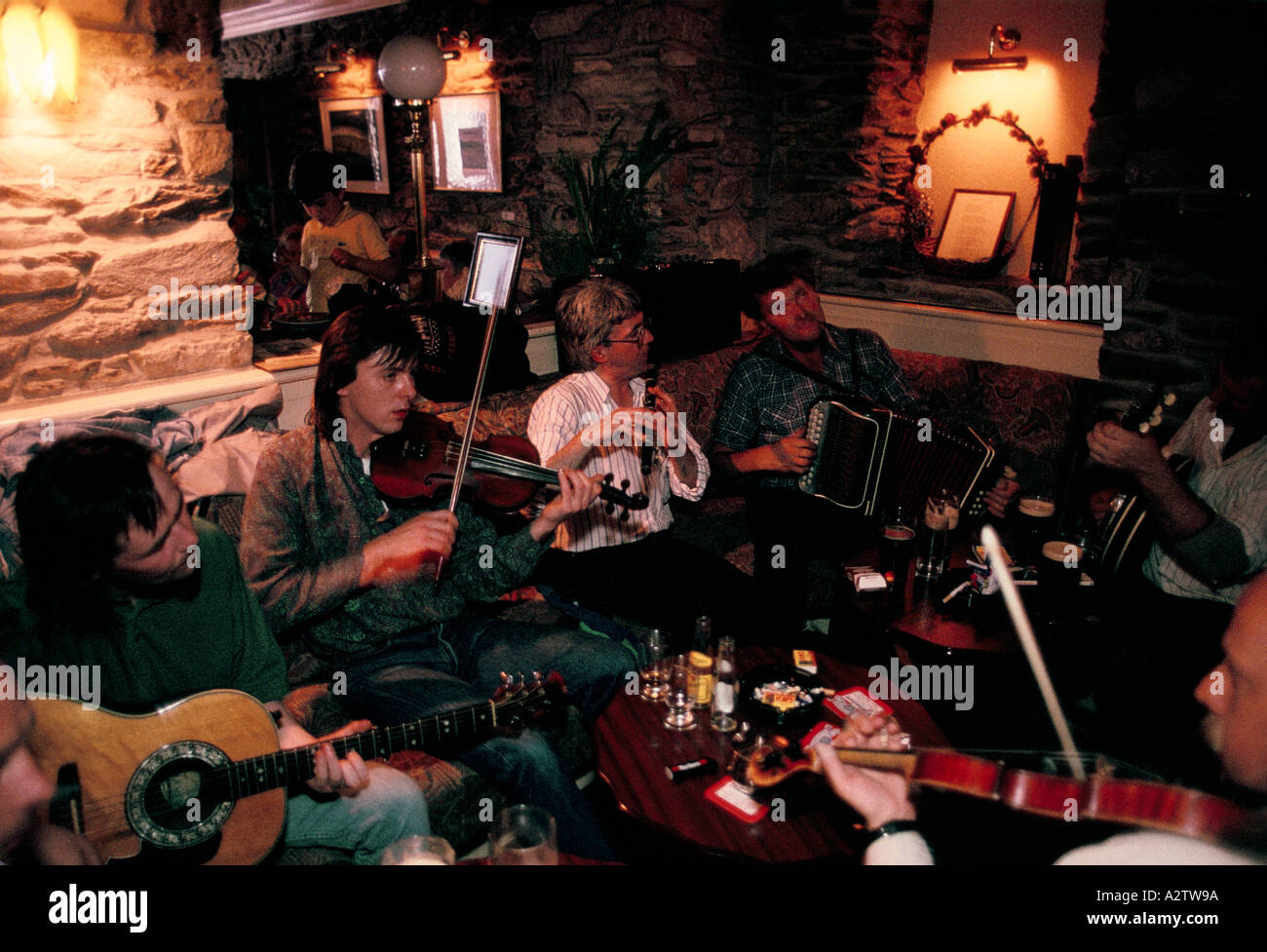 L'irlanda penisola di Dingle bar scena con musicisti Foto Stock