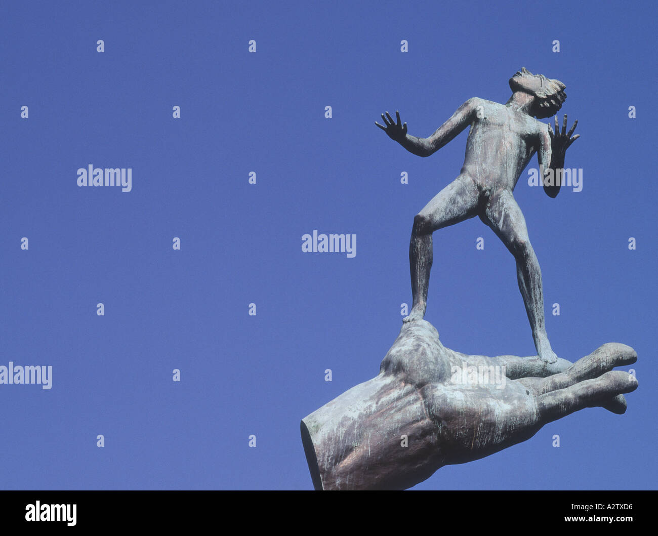 Stoccolma Svezia Replica della scultura mano di Dio dallo scultore Carl Milles in Millesgarden Foto Stock