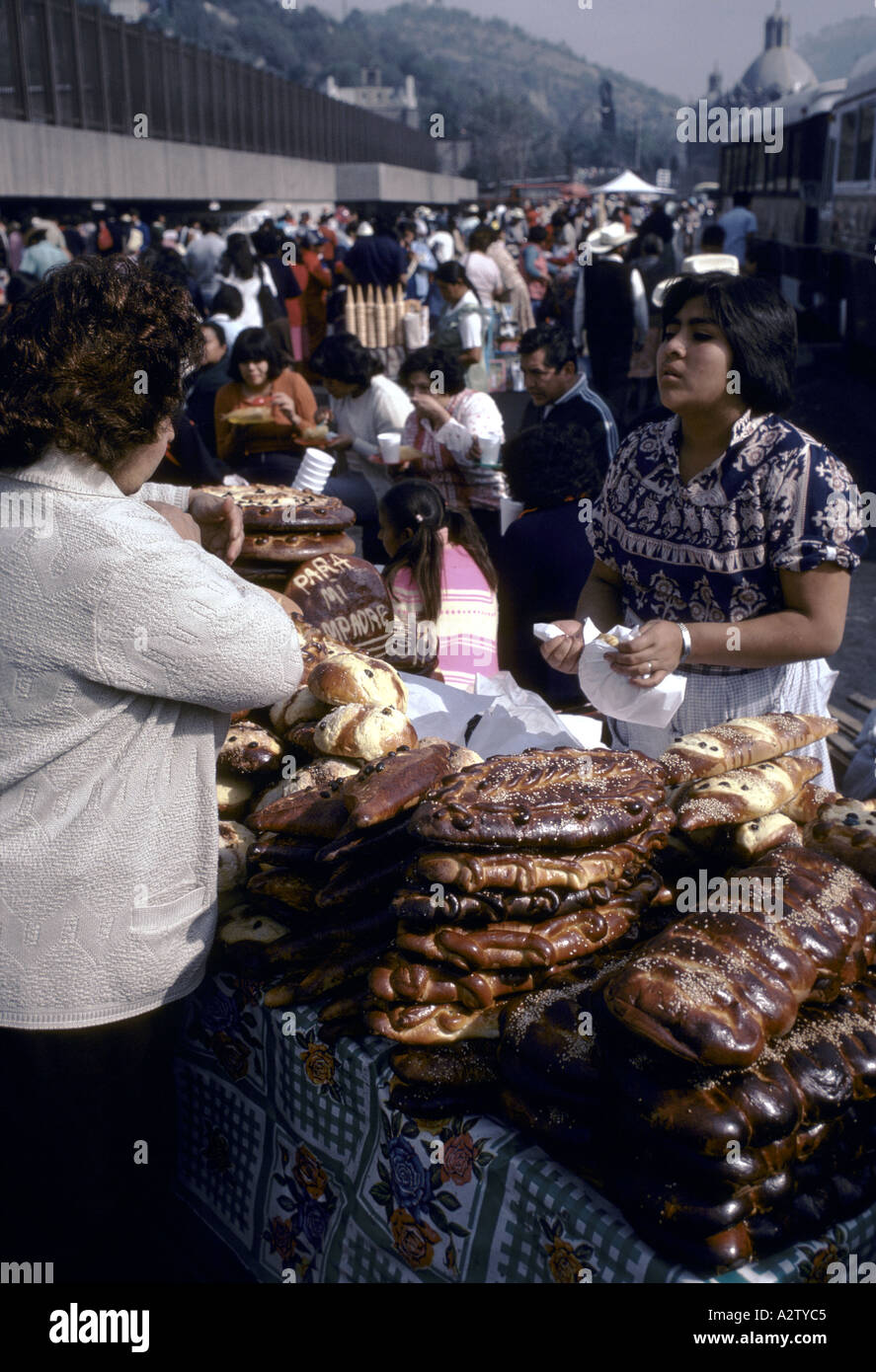 Donna su una bancarella vendendo il pane e brioche città del Messico MESSICO Foto Stock