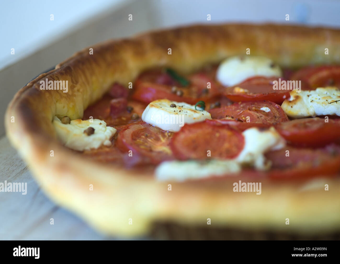 Pomodoro, formaggio di capra e prosciutto tart, cotta Foto Stock