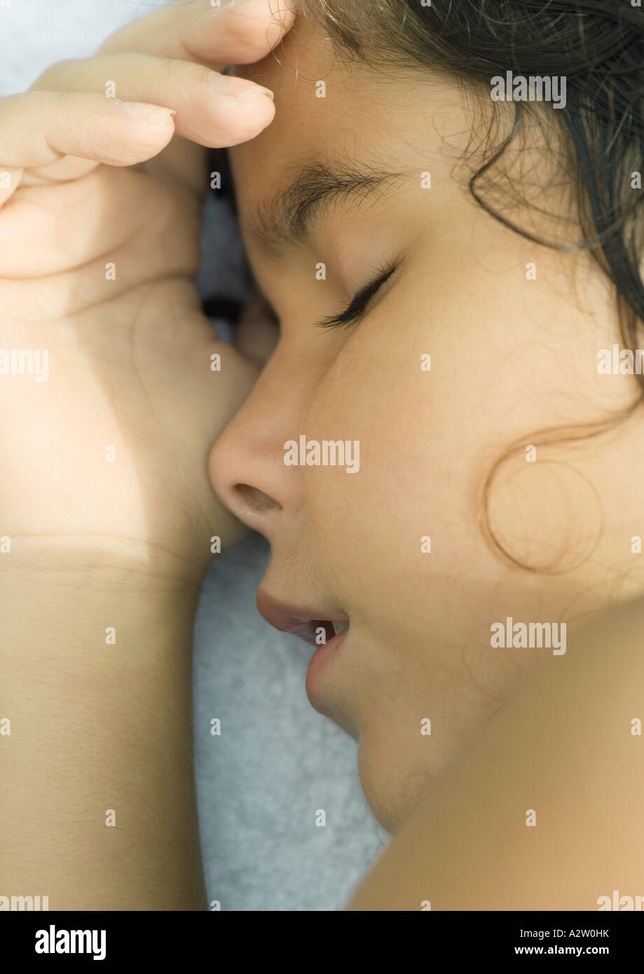 Ragazza dorme, close-up di fronte e di lato Foto Stock