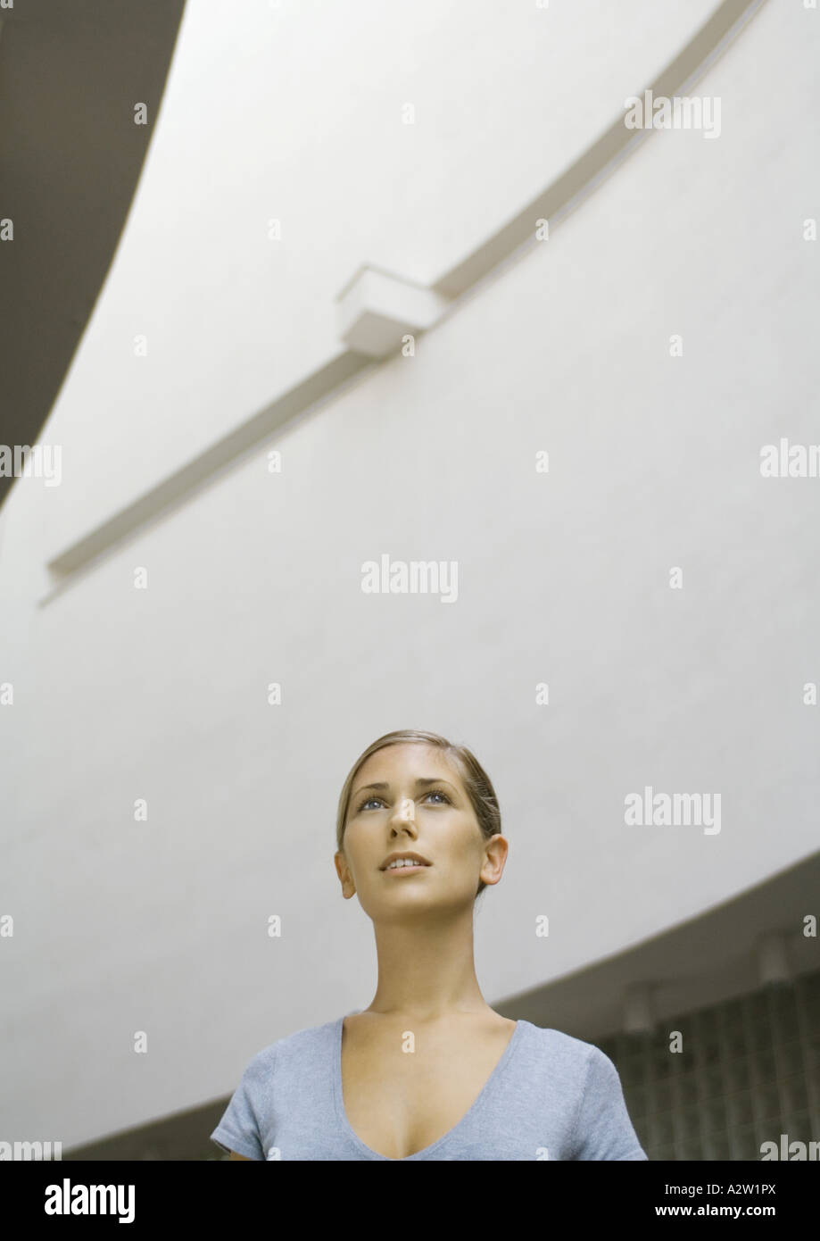 La donna, la testa e le spalle a basso angolo di visione Foto Stock