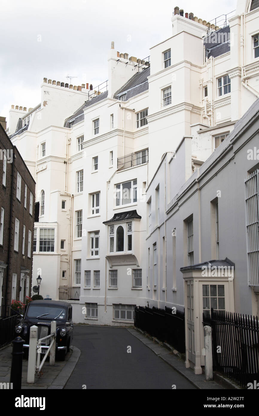 Finestrini posteriori di Grosvenor Crescent Stucco a schiera vittoriana case ed edifici a Belgravia London SW1 Inghilterra Foto Stock