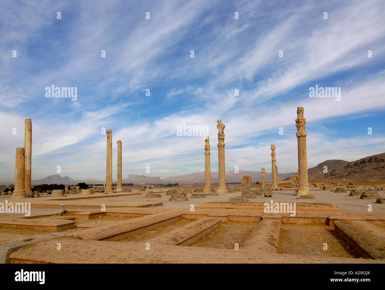 Panoramica generale dei resti di un palazzo a Persepolis sito archeologico, nei pressi di Shiraz, Iran. Foto Stock