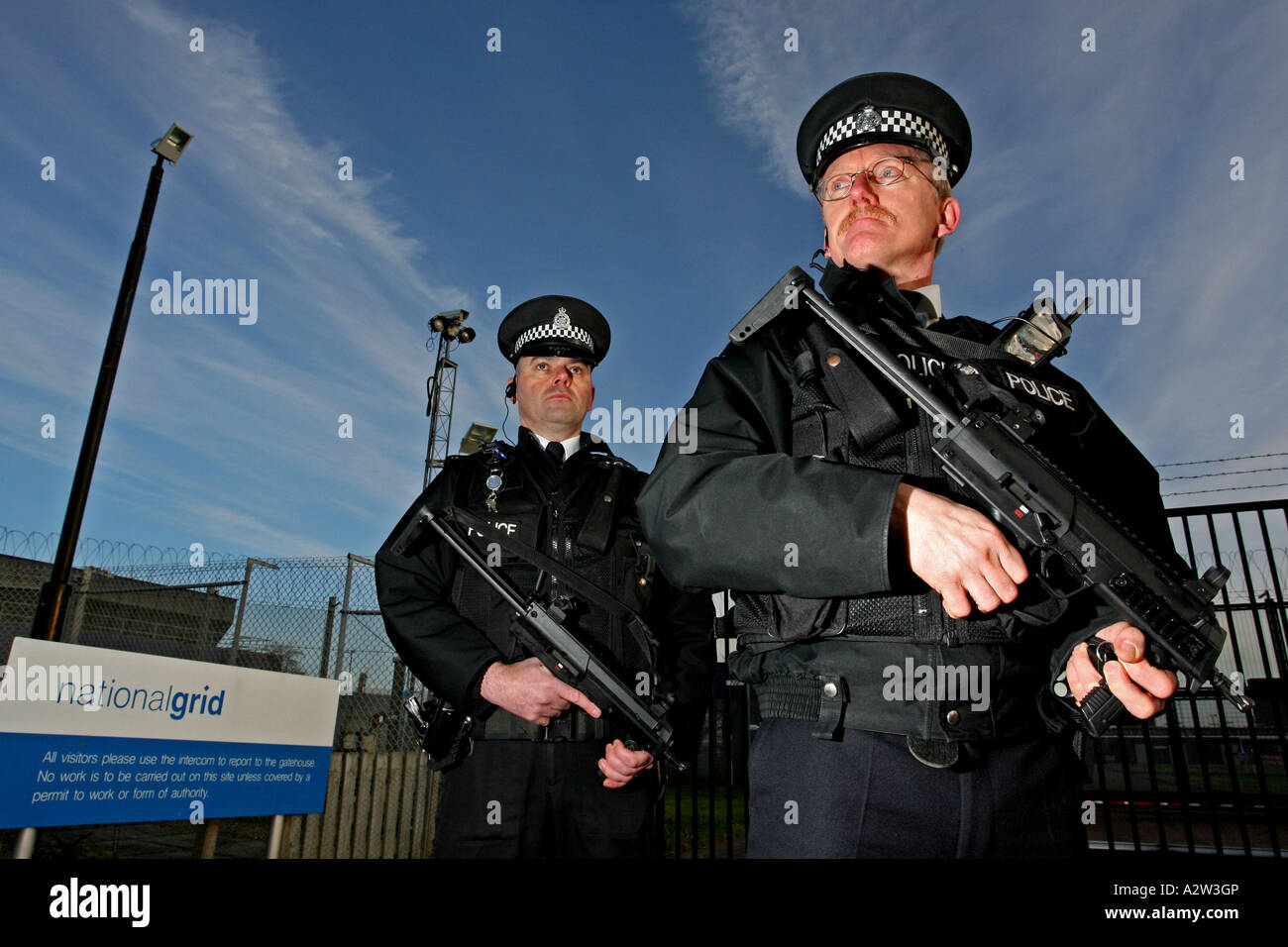 Armate britanniche ministero della difesa la polizia di pattuglia al di fuori di San Fergus gas terminale vicino Fraserburgh, Aberdeenshire, Scozia. Foto Stock