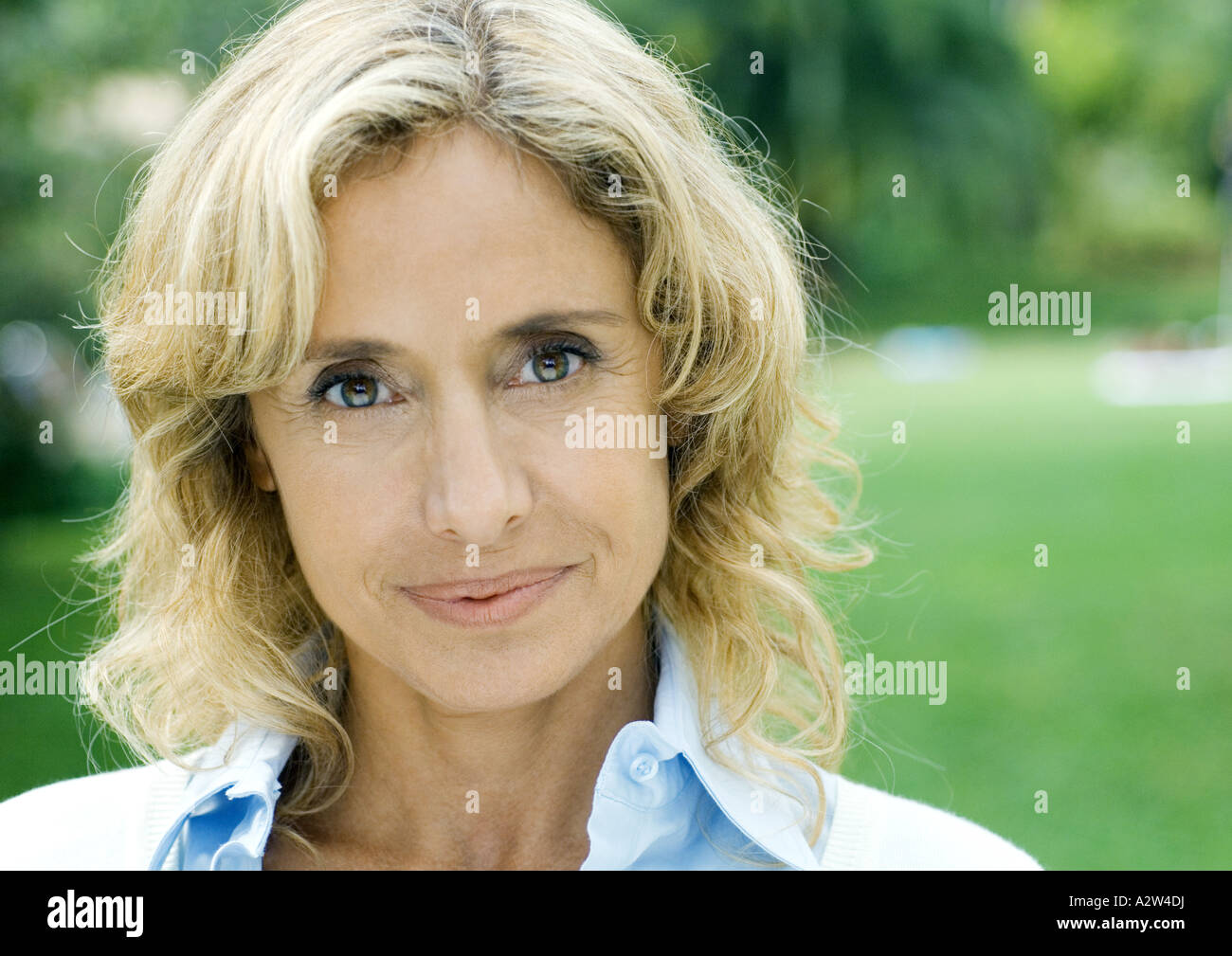 Donna matura, sorridente in telecamera, ritratto Foto Stock