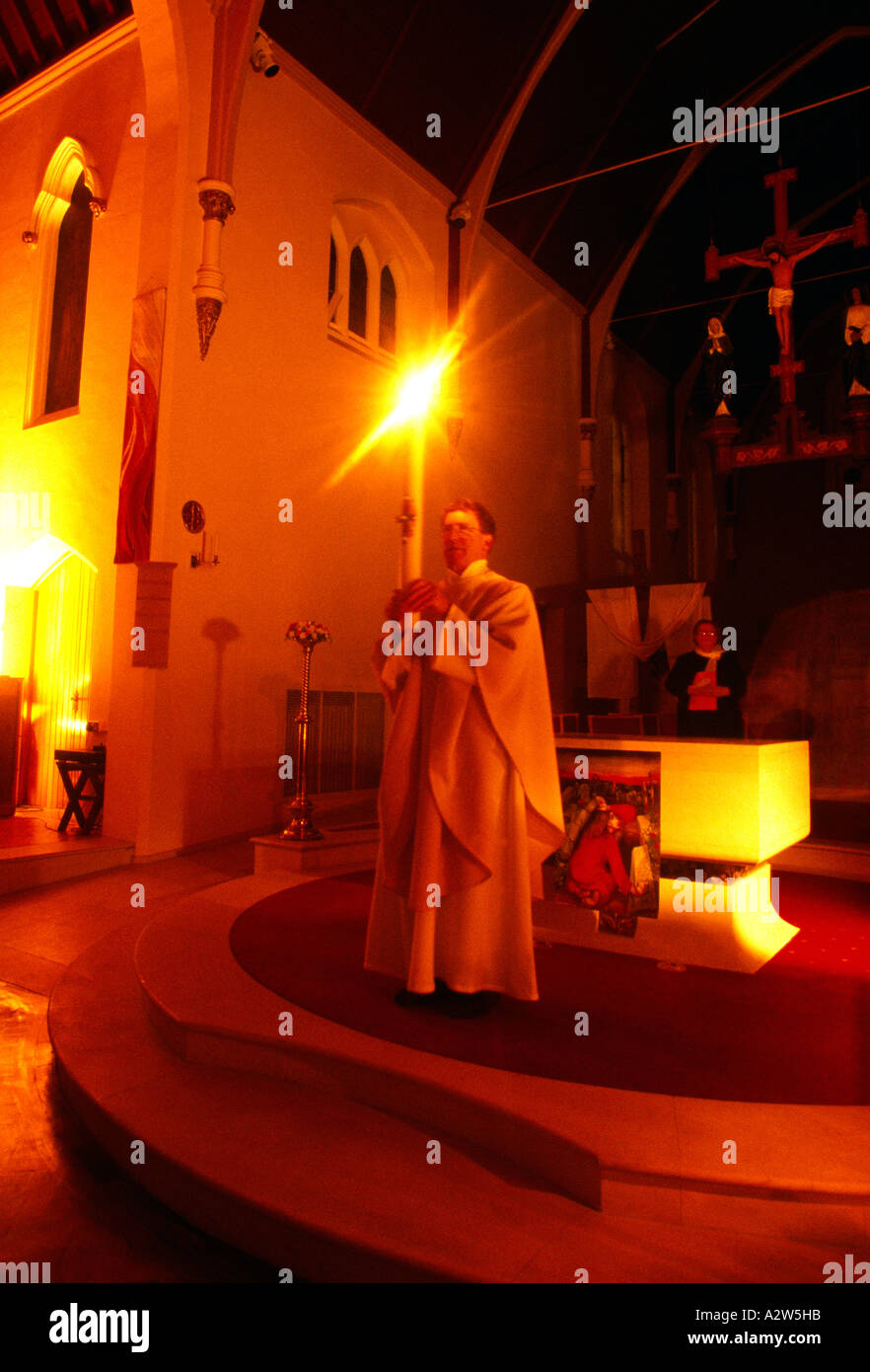 Illuminazione il cero pasquale alla Veglia di Pasqua presso il St Josephs chiesa cattolica Roehampton Inghilterra Foto Stock