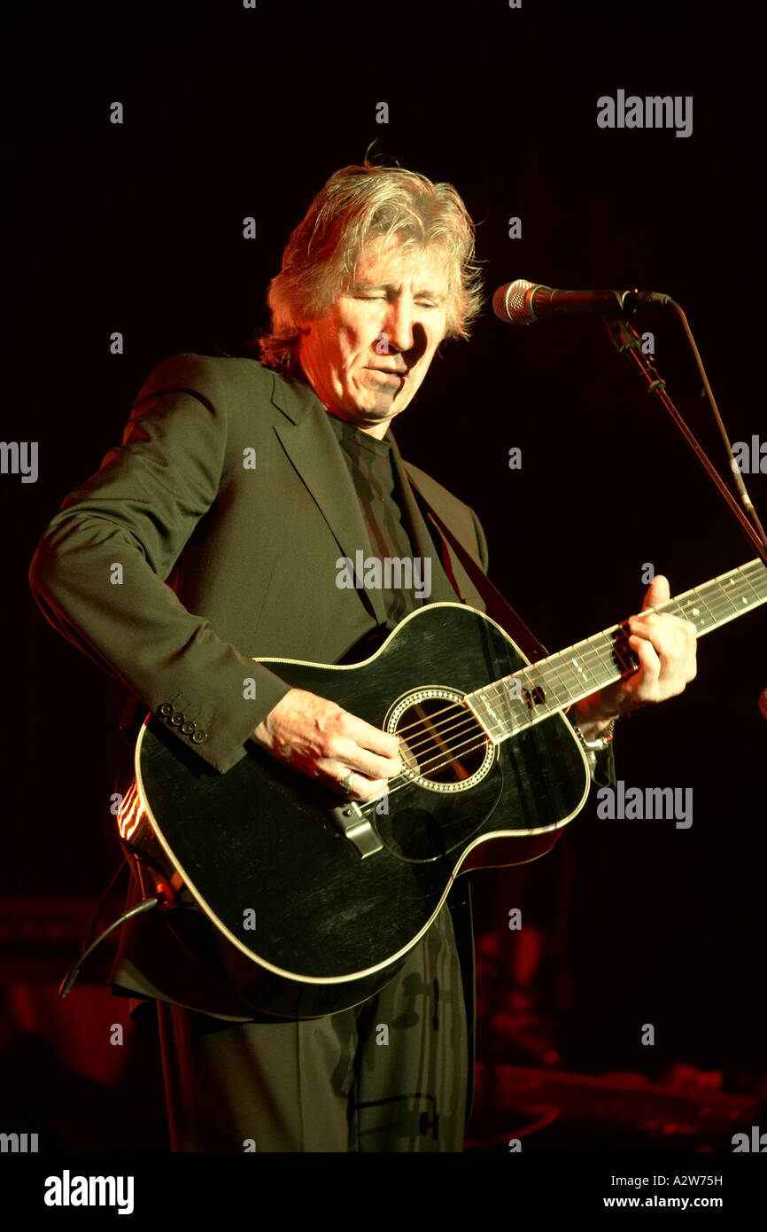 Roger Waters in musica dal vivo concerto stadio prestazioni giocando il lato oscuro della Luna in Pembroke Malta Foto Stock