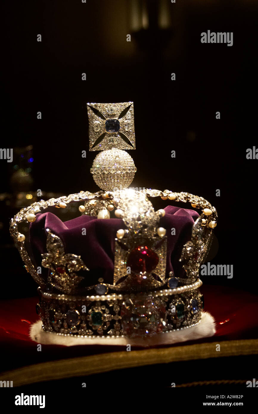 Imperiale Corona di stato sul display tra i gioielli della Corona nella Torre  di Londra City of London EC3 Foto stock - Alamy