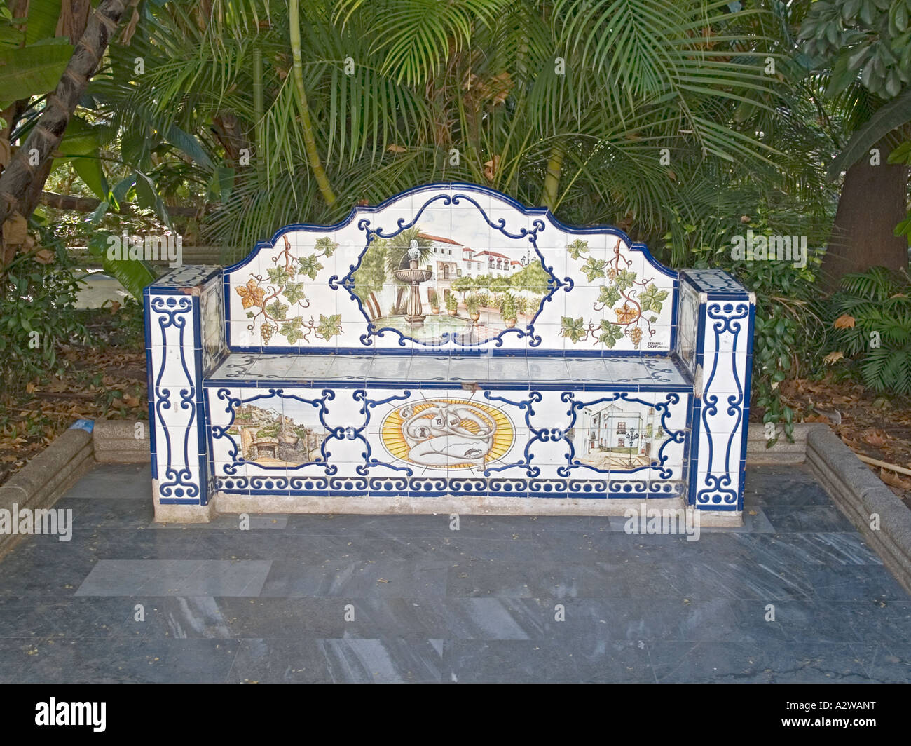 Una panchina nel parco fatto di pittorica di piastrelle in ceramica in Plaza de la Almeda Marbella Andalusia Spagna Foto Stock