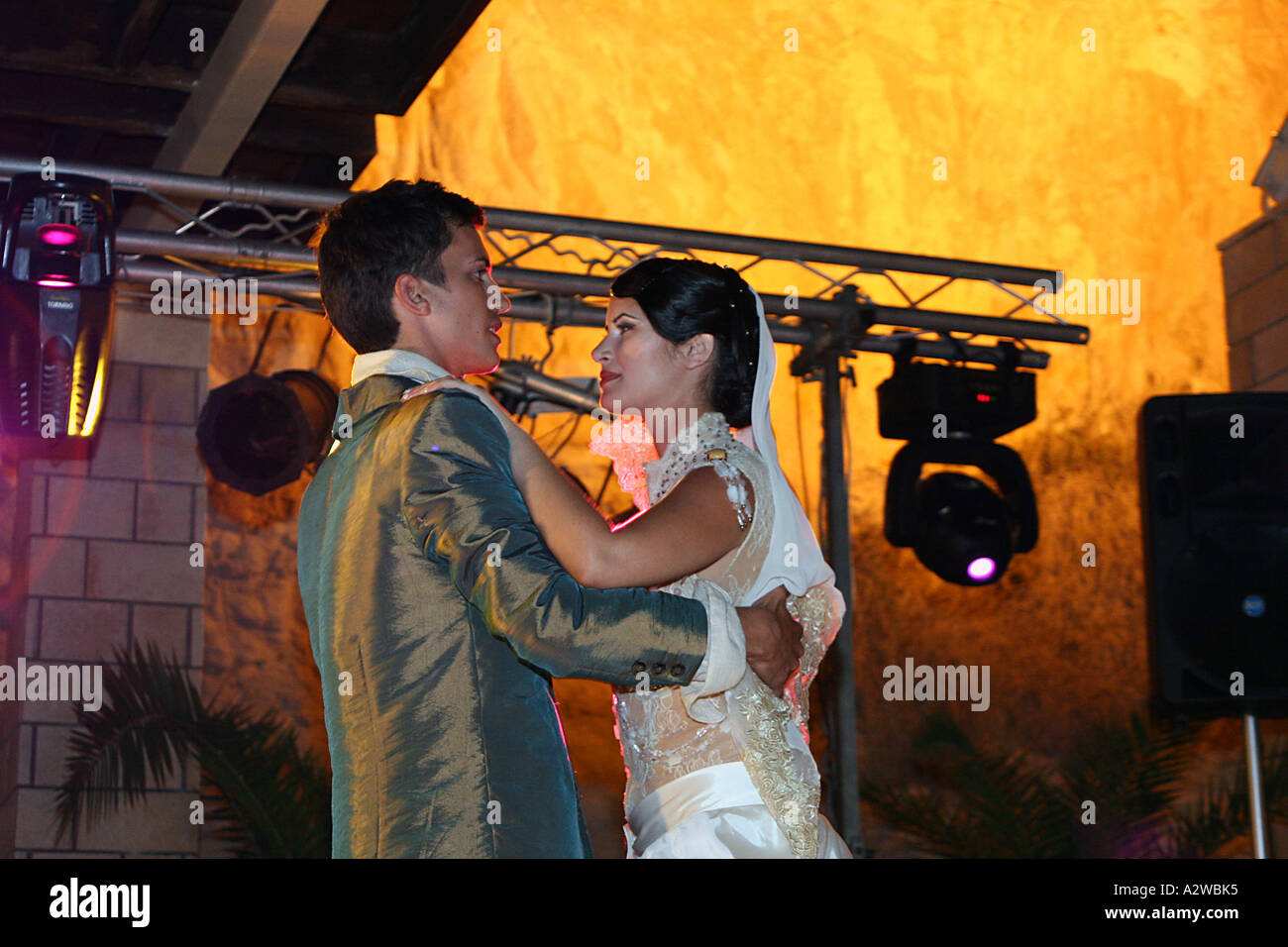 Sposa e lo sposo alla cerimonia di nozze Foto Stock