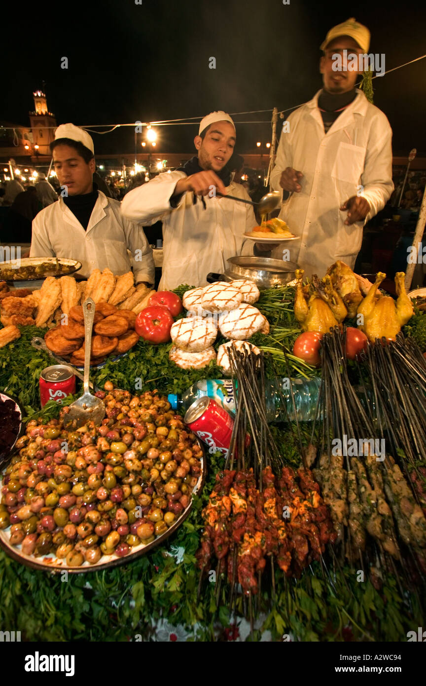 La gente lo chef offre cibo e tè la Djemaa el Fna market place marrakech marocco Foto Stock