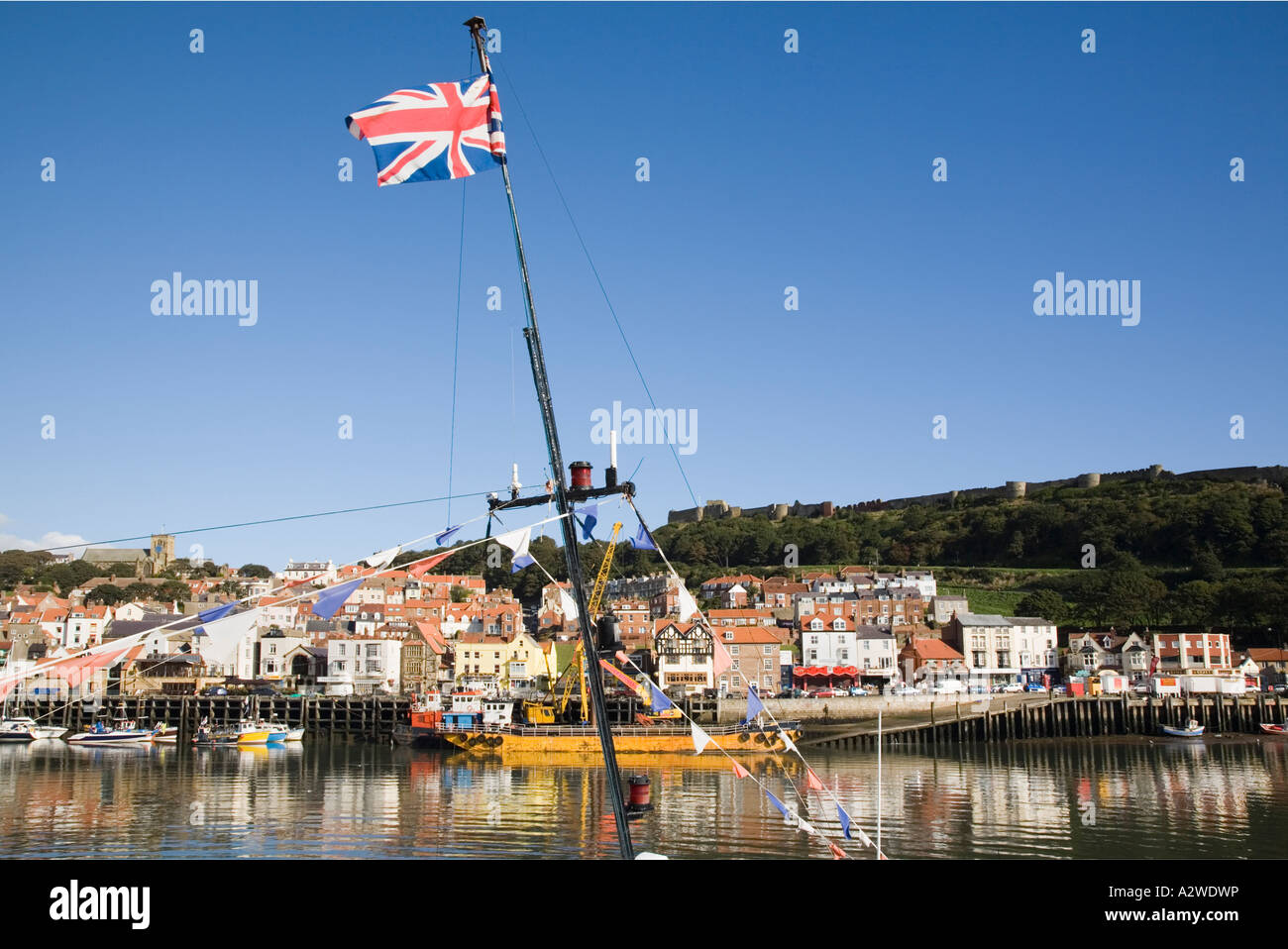 "Union Jack' bandiera sul montante in barca nel porto vecchio di Scarborough, North Yorkshire, Inghilterra, Regno Unito, Gran Bretagna Foto Stock