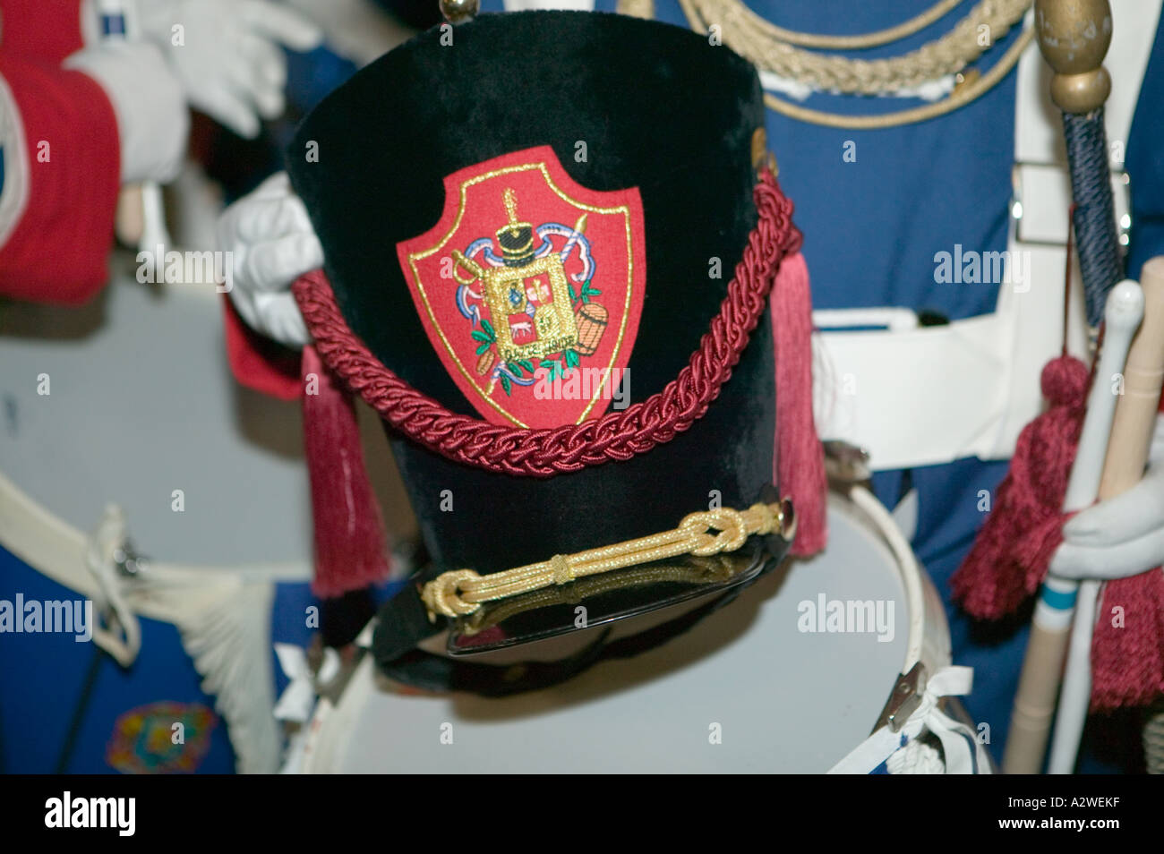 Età napoleonica cappello militare sul tamburo durante la Tamborrada fiesta, San Sebastian, Spagna Foto Stock