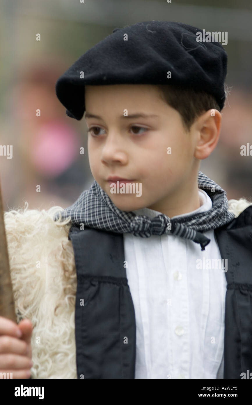 Un basco bambino vestito come un pastore durante la Tamborrada, Donostia  San Sebastian, Pais Vasco, Spagna Foto stock - Alamy