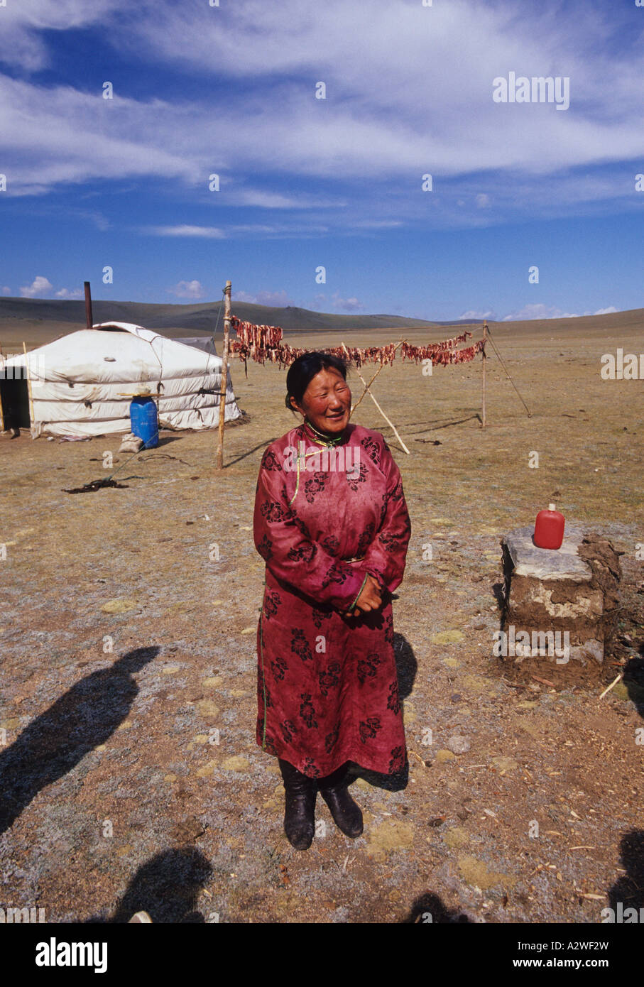 La donna al di fuori di ger mongolia occidentale Foto Stock