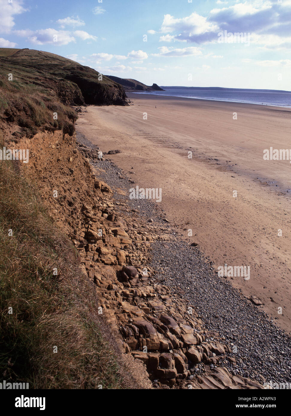 Il ventoso spiaggia a Newgale Sands lungo il Pembrokeshire Coast Galles Foto Stock
