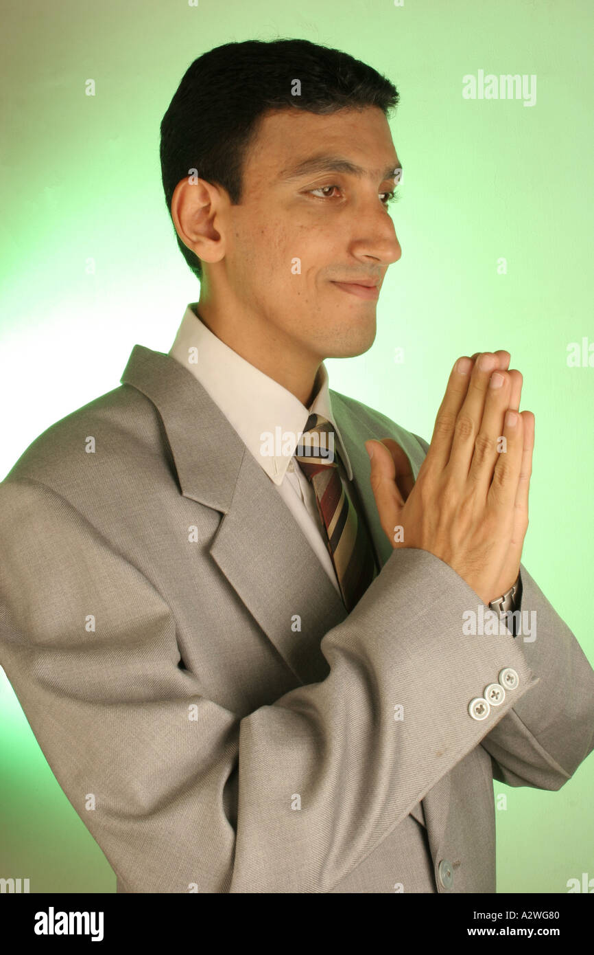 DPA 98288 South Asian Indian uomo abito Executive in tuta e cravatta facendo Namaste Stile Indiano Modello Numero di rilascio 623 Foto Stock