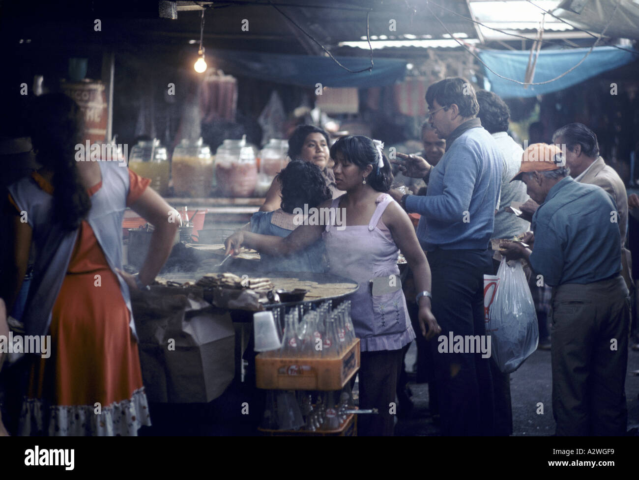 Donna messicana di cottura degli alimenti sul mercato messico Foto Stock