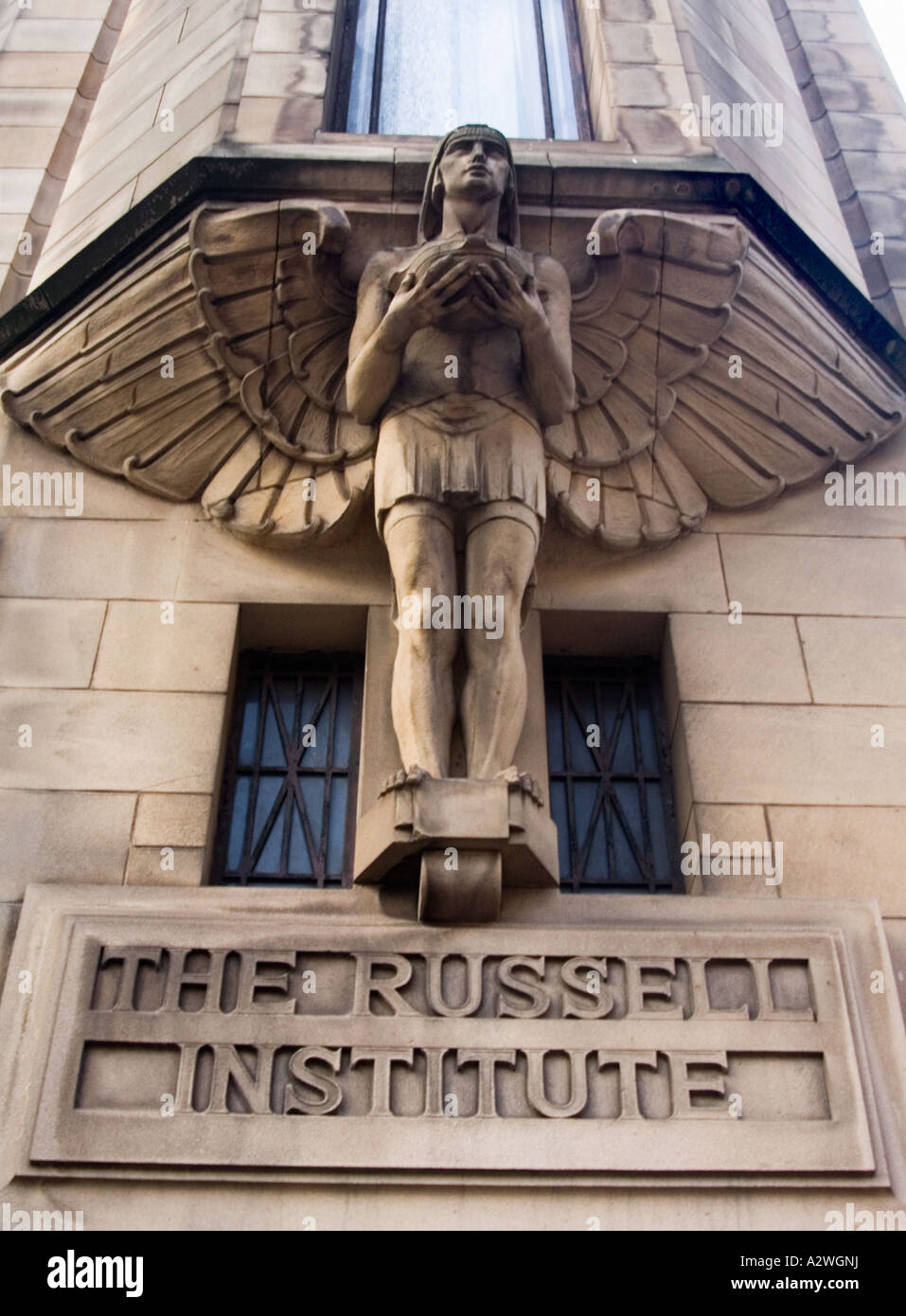 Questo Angelo sorge su un lato di ingresso del l'Istituto Russell edificio Paisley Foto Stock