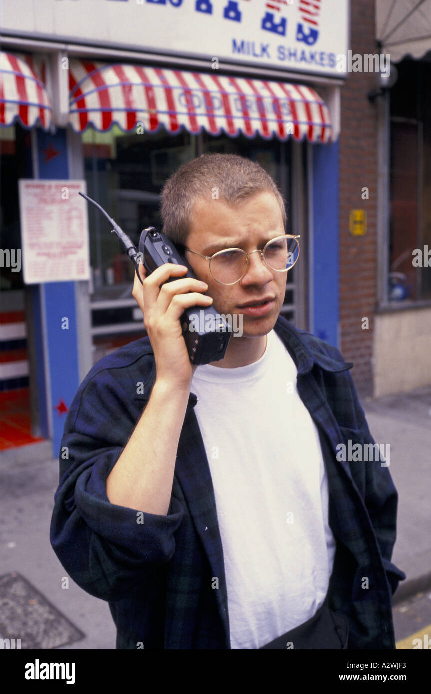 L'uomo sui primi modelli di telefono cellulare Londra Foto Stock
