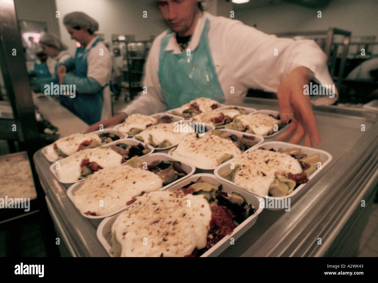 La preparazione di pasti serviti a bordo Manchester Inghilterra England Regno Unito Foto Stock