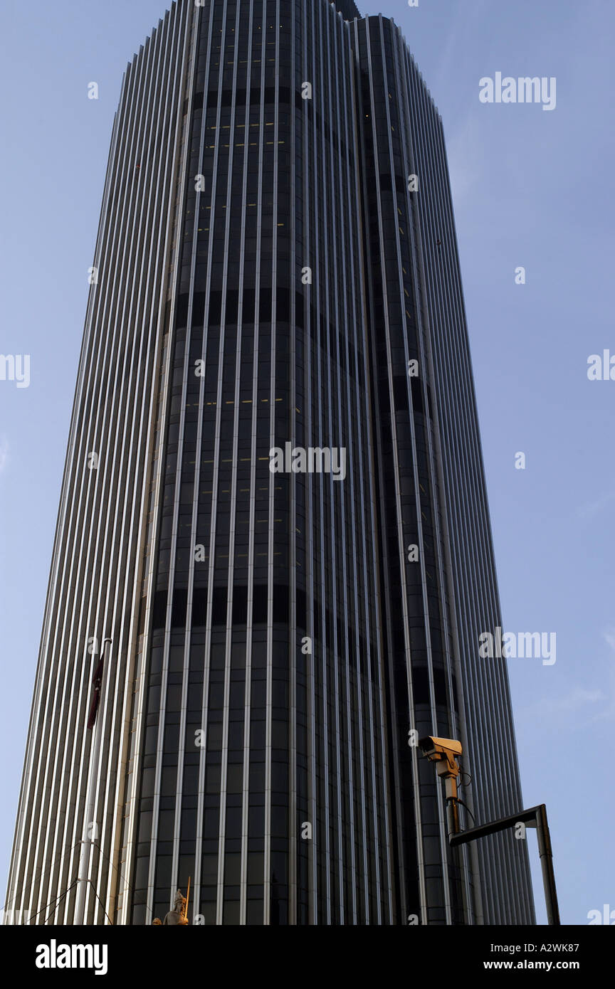Tower 42 progettato da Richard Siefert, con la televisione a circuito chiuso telecamera (CCTV). City of London, England, Regno Unito Foto Stock