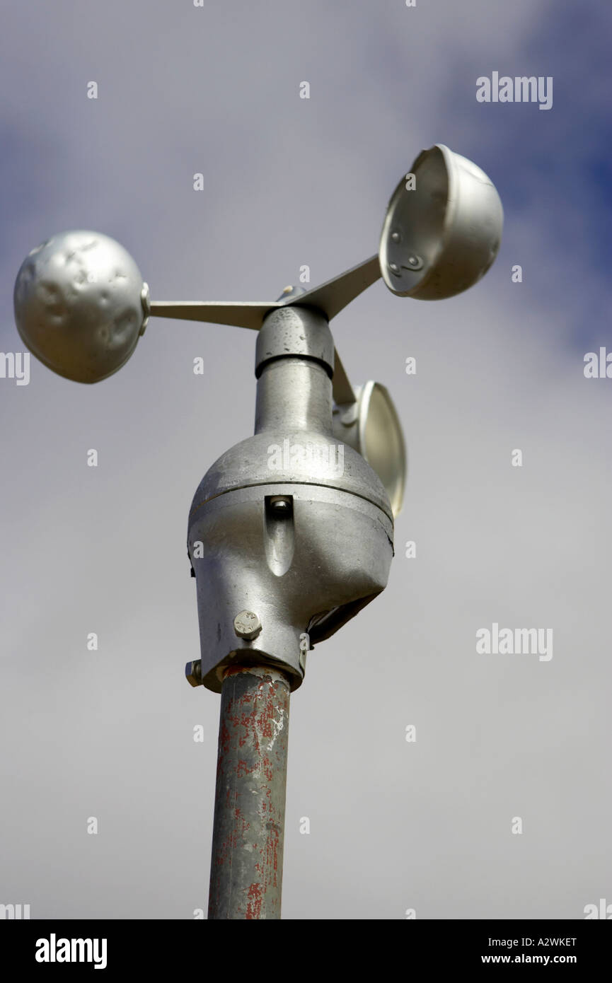 Anemometro per monitorare la velocità del vento contro un blu cielo nuvoloso vicino a El Monte Teide Tenerife Canarie Spagna Foto Stock