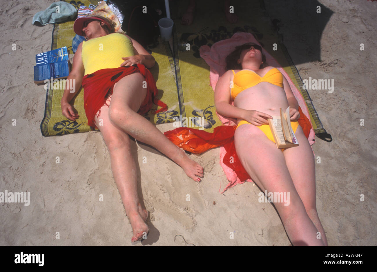 Due donne a prendere il sole sulla spiaggia , N.S.W , Australia Foto Stock