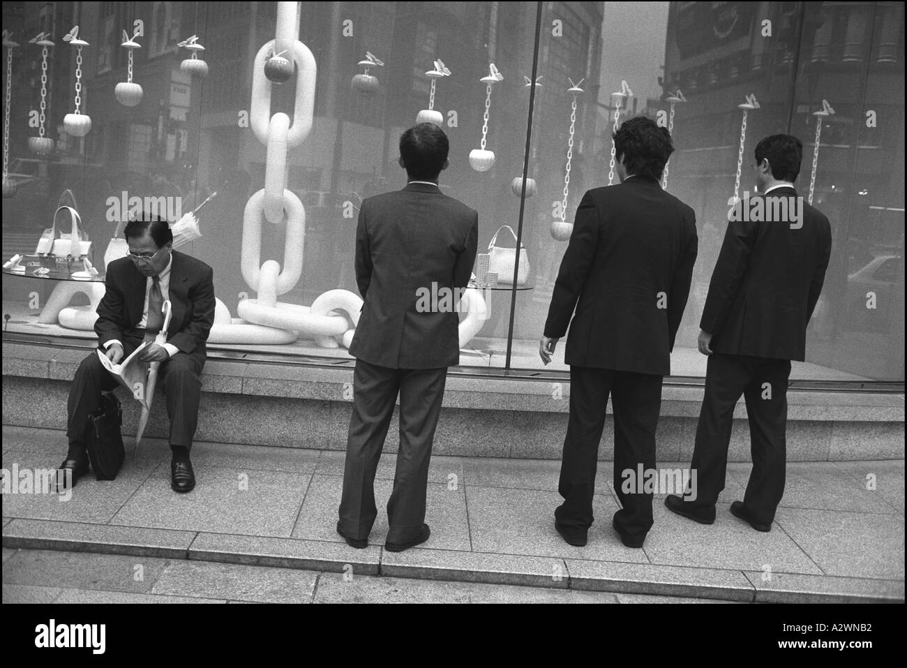 Imprenditori guardando la decorazione in un reparto store window nel quartiere di Ginza Tokyo, Giappone Foto Stock