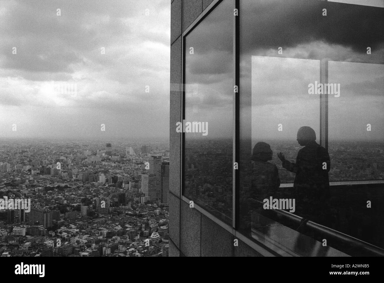 Parlare di come essi osservare la vista di Tokyo, dall'alto, Giappone. Foto Stock Parlare di come essi osservare la vista di Tokyo, dall'alto, Giappone. Foto Stock